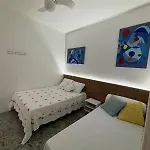 Apartamento 2 Quartos, 1 Quadra Da Praia, Ar Condicionado