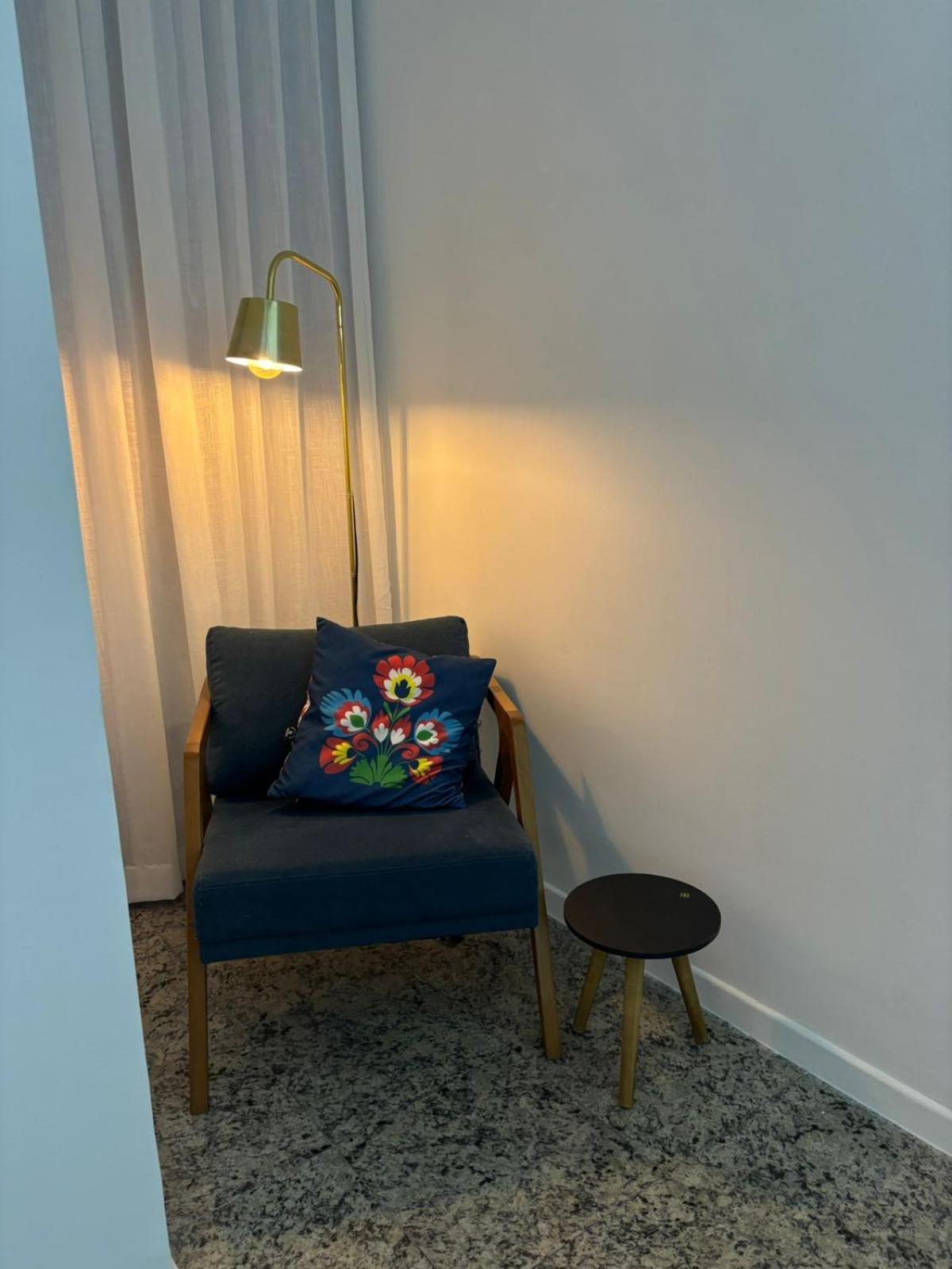 Apartamento 2 Quartos, 1 Quadra Da Praia, Ar Condicionado *